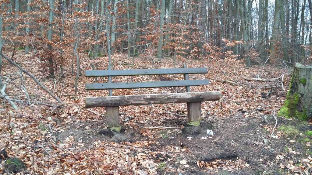 Bank am Weg zum Sportplatz. Bank am Weg zum Sportplatz.