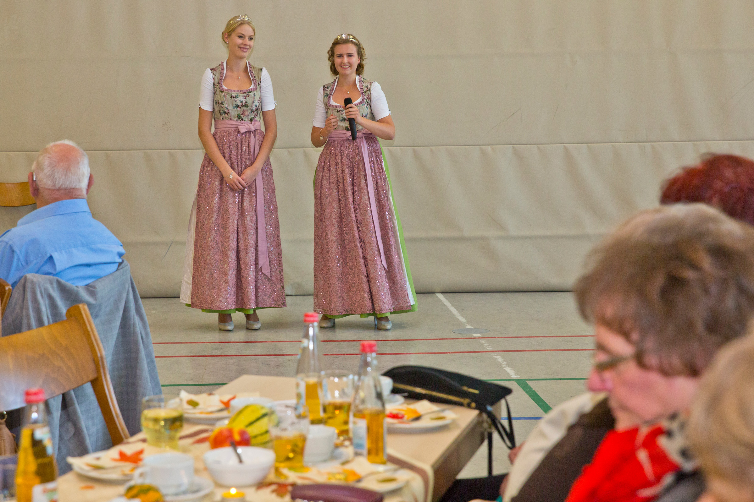 Die beiden Weinprinzessinnen Ariane und Imke boten den Heubacher Senioren einen Trinkspruch als Gruß.  Foto: Bernauer