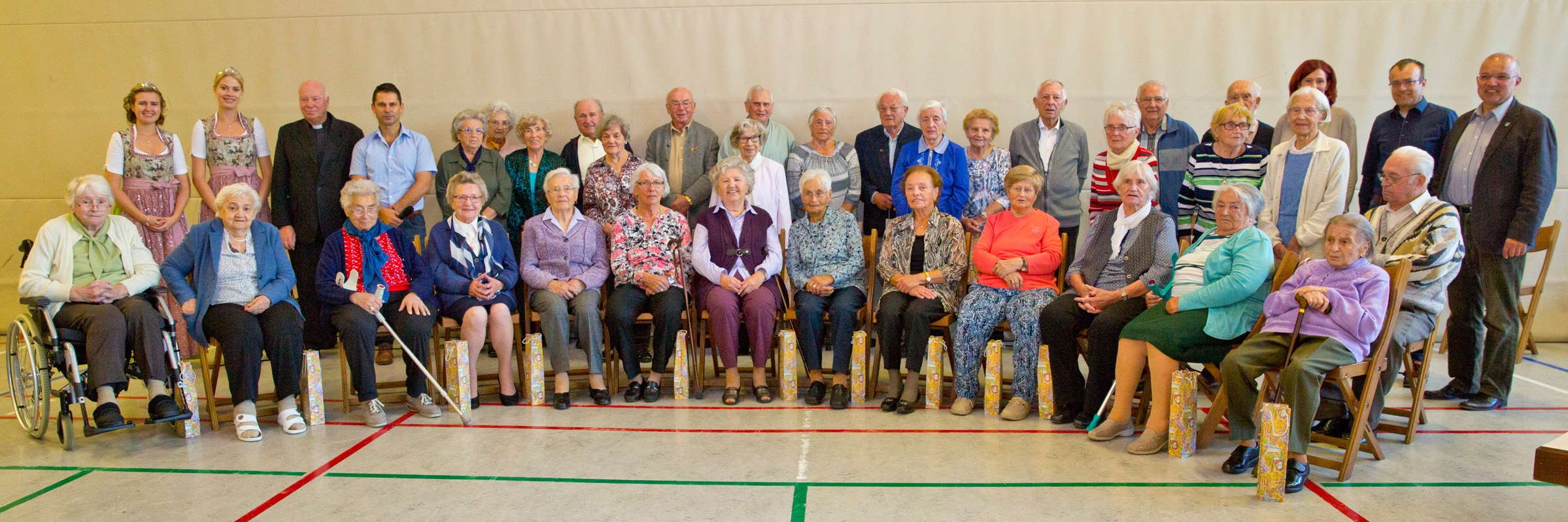 32 Seniorinnen und Senioren, die den Seniorennachmittag in Heubach besuchten, sind über 80 Jahre als, sie wurden gesondert geehrt.   Foto: Bernauer
