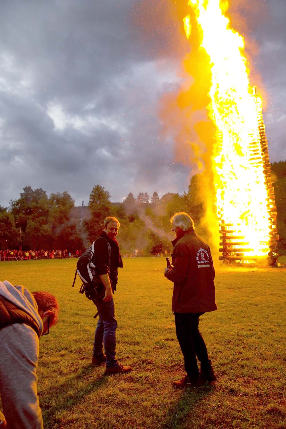 (Foto: Ulrike Bernauer) Tobias Kämmerer (links) zeigt sich vom Heubacher Sonnwendfeuer, bei dessen Errichtung Georg-Werner Ruppert (rechts) schon seit vielen Jahren mithilft, sehr beeindruckt (Foto: Ulrike Bernauer) Tobias Kämmerer (links) zeigt sich vom Heubacher Sonnwendfeuer, bei dessen Errichtung Georg-Werner Ruppert (rechts) schon seit vielen Jahren mithilft, sehr beeindruckt